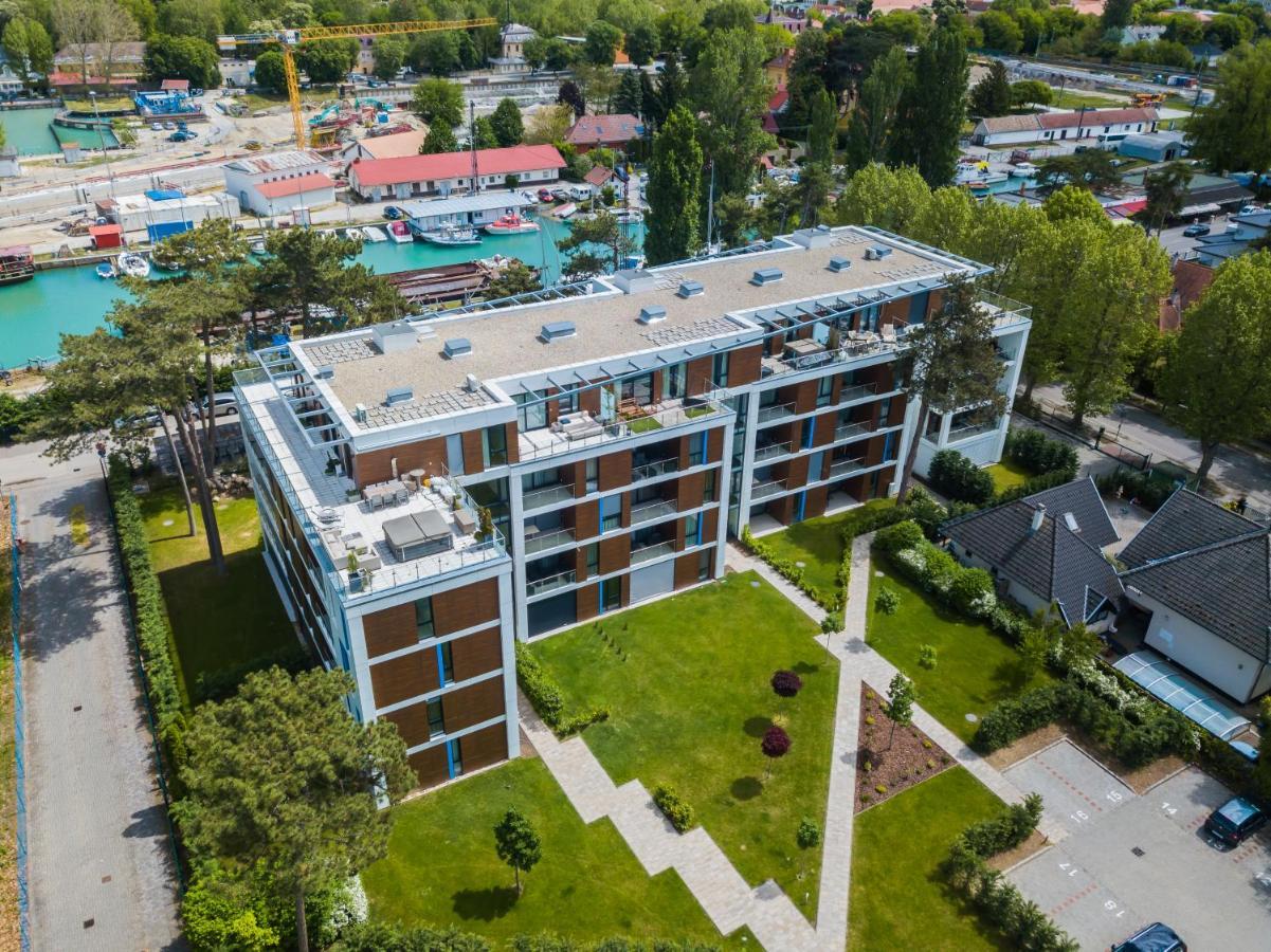 Mf Port Azur Wellness Apartments Siofok Luaran gambar